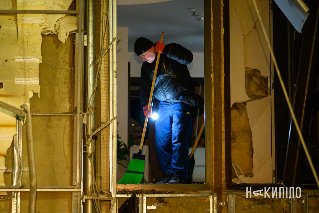 Під завалами офісного центру в Харкові можуть бути пʼятеро людей 1 зруйнований будинок, Харків, ракетний удар, балістична ракета, обстріл Харкова, п’ятиповерхівка, зруйнована будівля, центр Харкова, війна в Україні, руйнування, російський обстріл, цивільна інфраструктура, наслідки атаки, рятувальники, завали, ракета, 2 січня 2026, житловий будинок, вибух, ворожий удар, фото: Лептуга Ігор