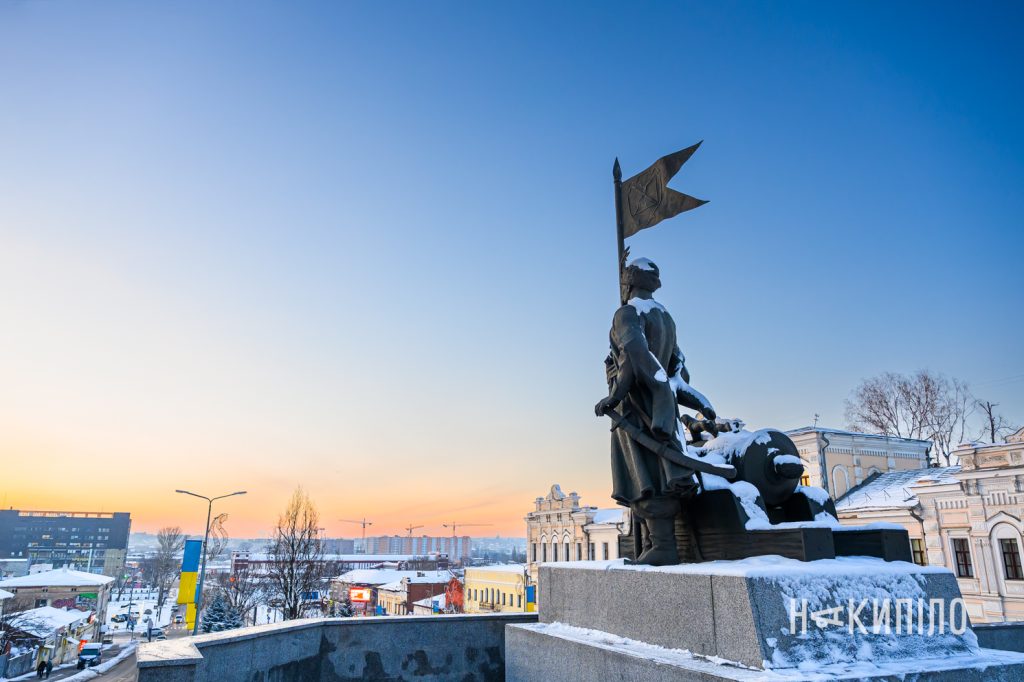 Вечірній святковий Харків — який він? Фоторепортаж 14 Пам'ятник Сірко Харків січень 2025 фото: Лептуга Ігор