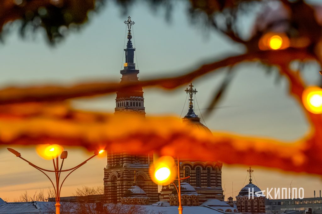 Вечірній святковий Харків — який він? Фоторепортаж 11 Вулиця полтавський шлях, благовіщенський собор,трамвай, січень 2025 фото: Лептуга Ігор