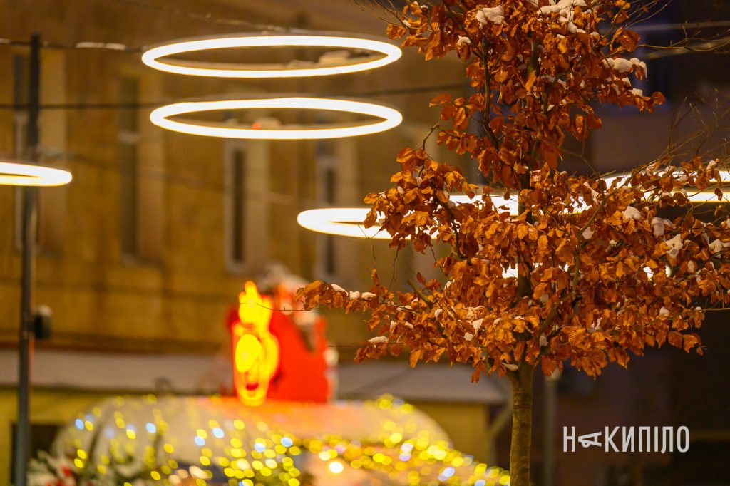 Вечірній святковий Харків — який він? Фоторепортаж 9 Вулиця полтавський шлях, Харків, набережна, зимова ілюмінація, січень 2025 фото: Лептуга Ігор