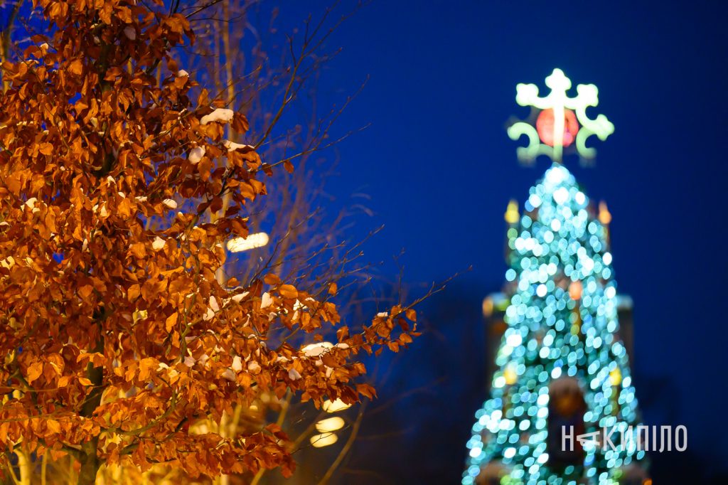 Вечірній святковий Харків — який він? Фоторепортаж 8 Вулиця полтавський шлях, Харків, набережна, зимова ілюмінація, ялинка,січень 2025 фото: Лептуга Ігор