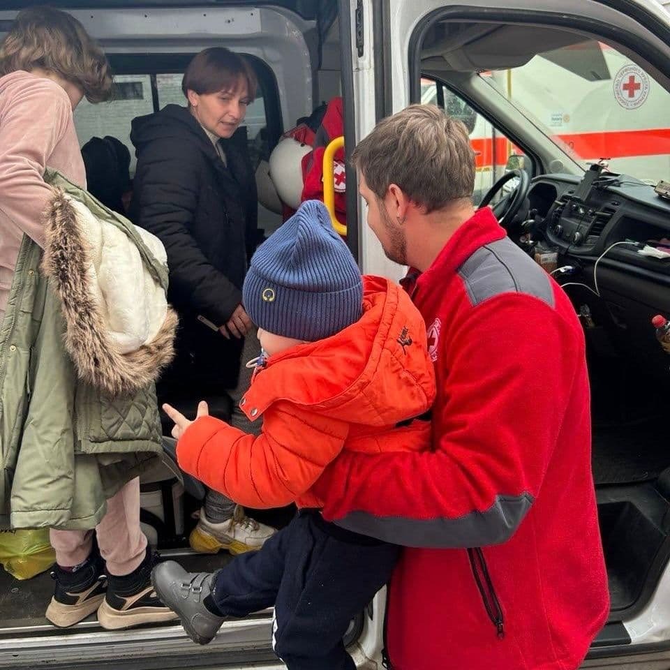 Евакуація під обстрілами: чому буває занадто пізно 17 Люди евакуюються з прифронтових регіонів