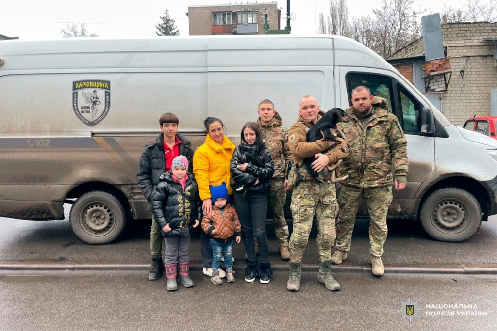 Евакуація під обстрілами: чому буває занадто пізно 15 Поліцейські спецпідрозділу «Білий Янгол» евакуйовують родину на Харківщині. Фото: ГУНП у Харківській області