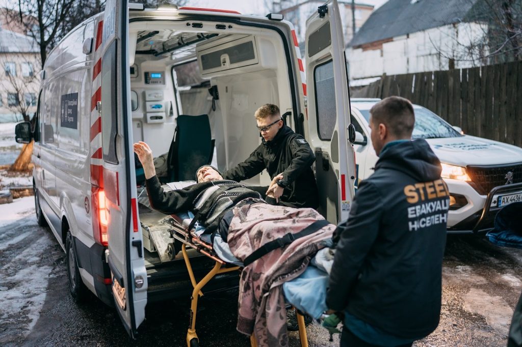 Евакуація під обстрілами: чому буває занадто пізно 14 Волонтери евакуйовують літнього чоловіка на спецтранспорті