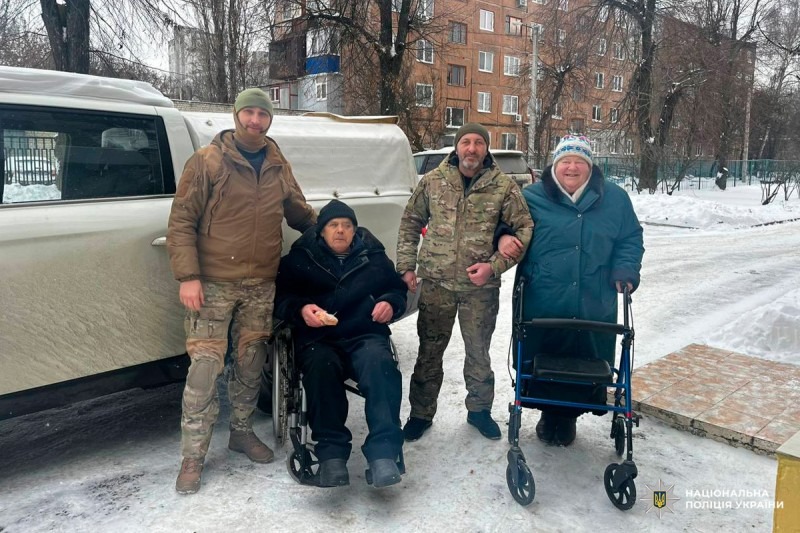 Евакуація під обстрілами: чому буває занадто пізно 6 Поліцейські евакуювали подружжя з Борівської громади