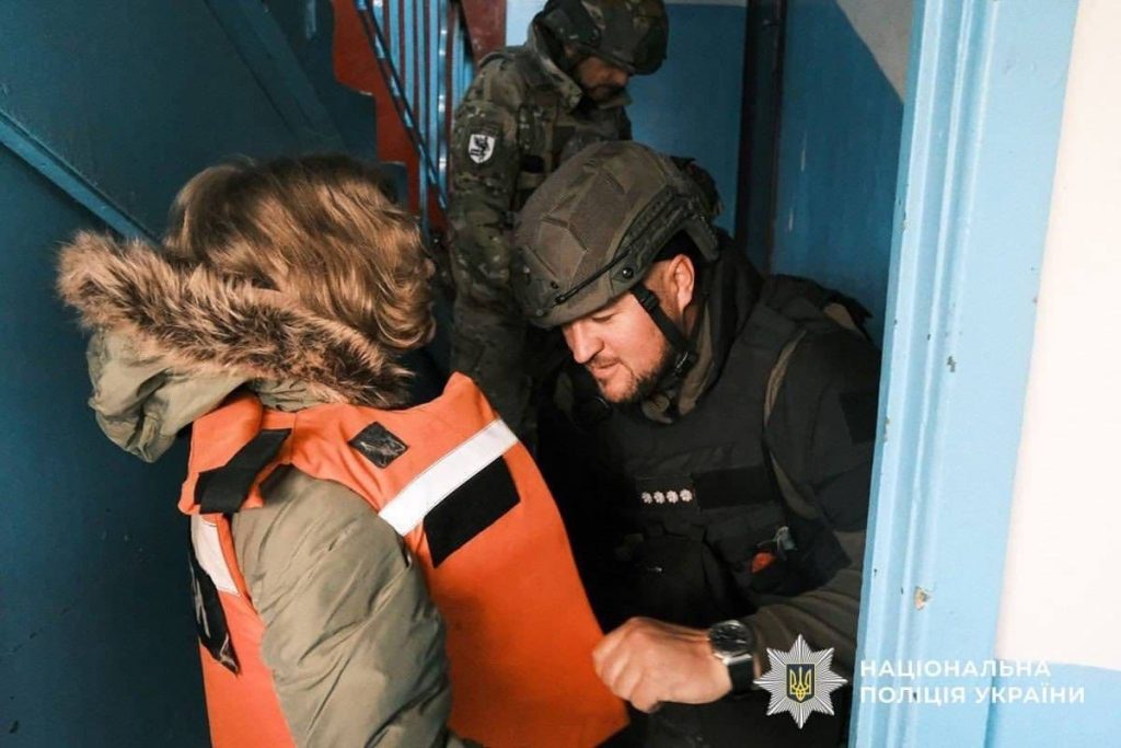 Евакуація під обстрілами: чому буває занадто пізно 8 «Білі янголи» евакуюють дітей з Дружківки.