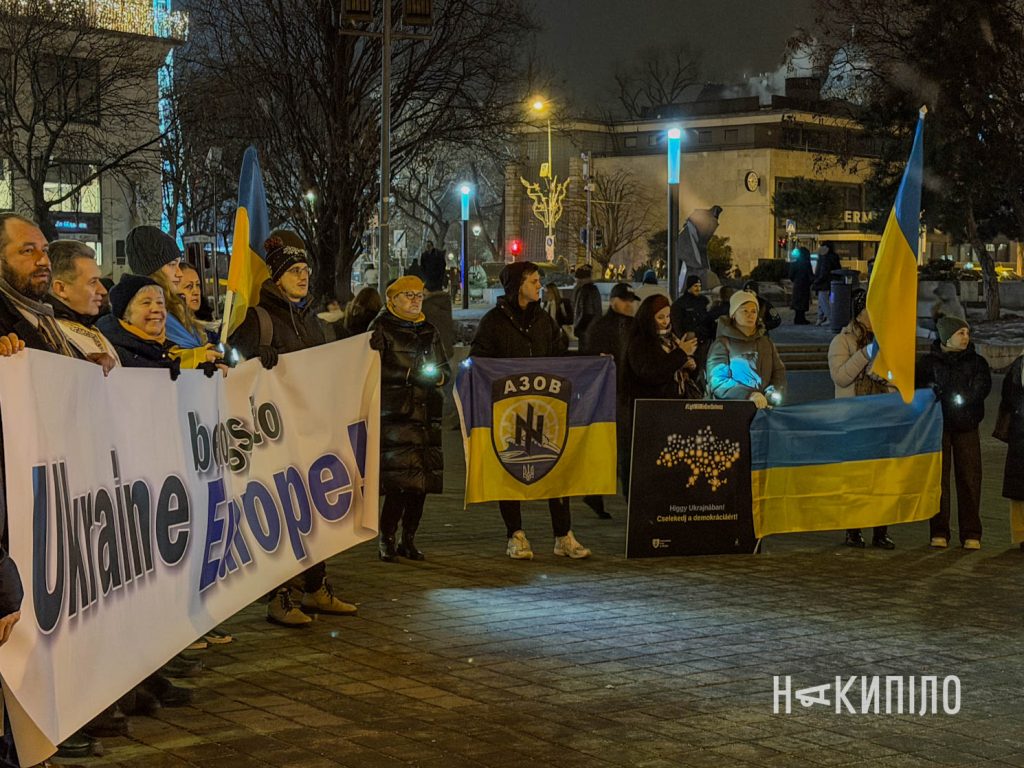 У Будапешті до Дня Соборності України провели акцію єднання У Будапешті до Дня Соборності України провели акцію єднання Фото: Альона Холодова