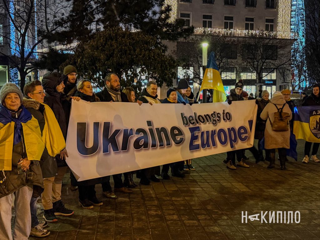 У Будапешті до Дня Соборності України провели акцію єднання У Будапешті до Дня Соборності України провели акцію єднання Фото: Альона Холодова