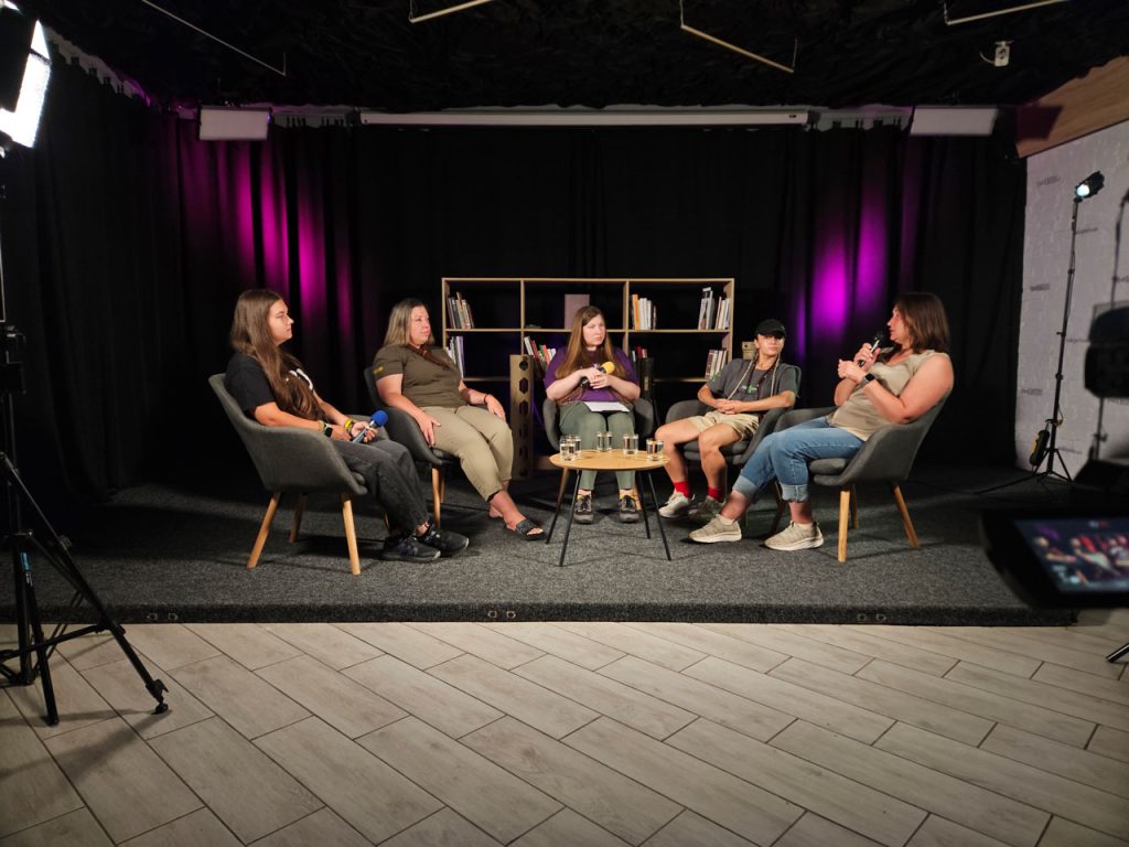 12 П'ятеро учасників дискусії «Як війна впливає на дітей» сидять у кріслах у пресцентрі «Накипіло».