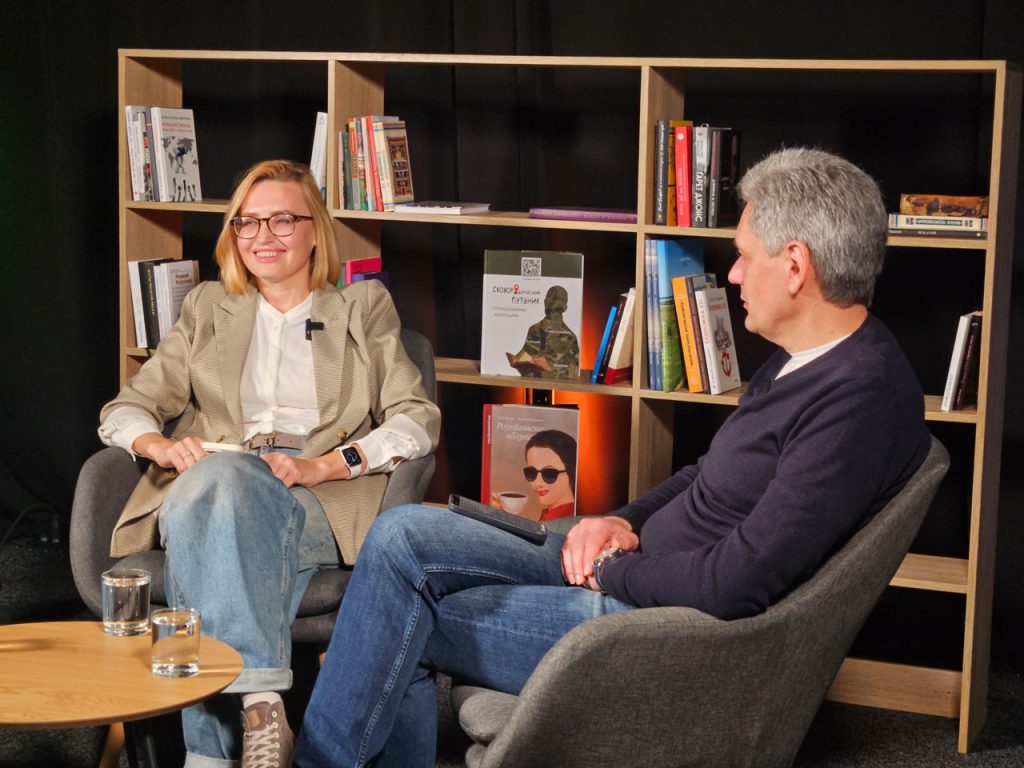 14 Журналіст Філіпп Дикань спілкується із гостею у студії «Накипіло».