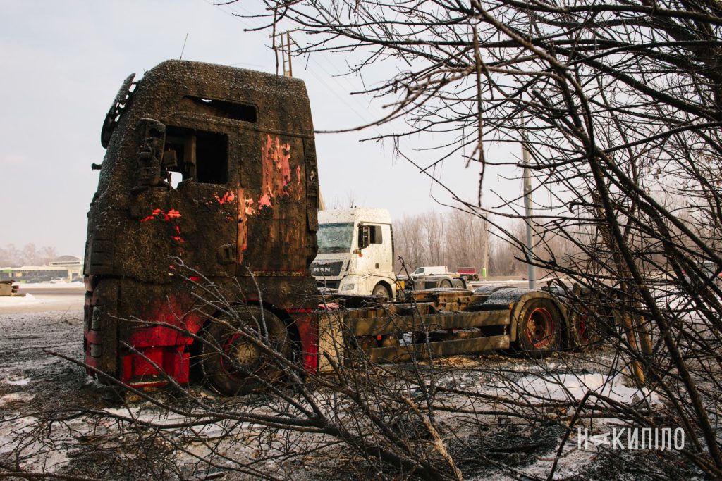 росіяни знищили термінал Нової пошти на Харківщині. Фоторепортаж 10 фура нової пошти після обстрілу