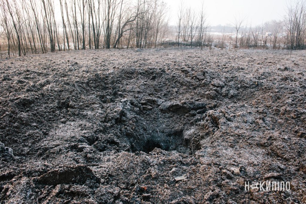 росіяни знищили термінал Нової пошти на Харківщині. Фоторепортаж 11 влучання в землю