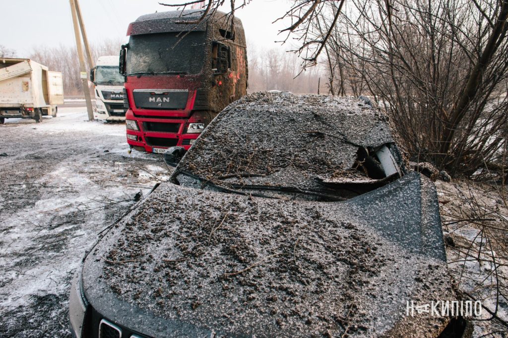 росіяни знищили термінал Нової пошти на Харківщині. Фоторепортаж 12 наслідки влучання, побиті автівки