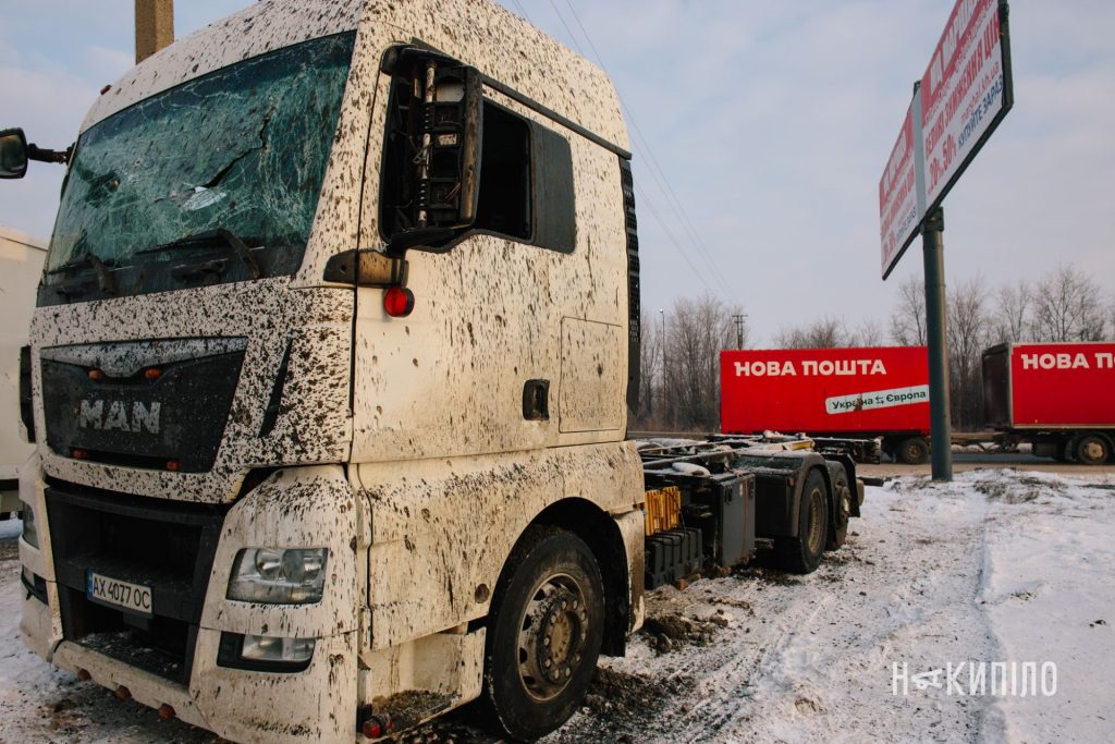 росіяни знищили термінал Нової пошти на Харківщині. Фоторепортаж 13 наслідки влучання, побиті автівки, нова пошта біля Харкова