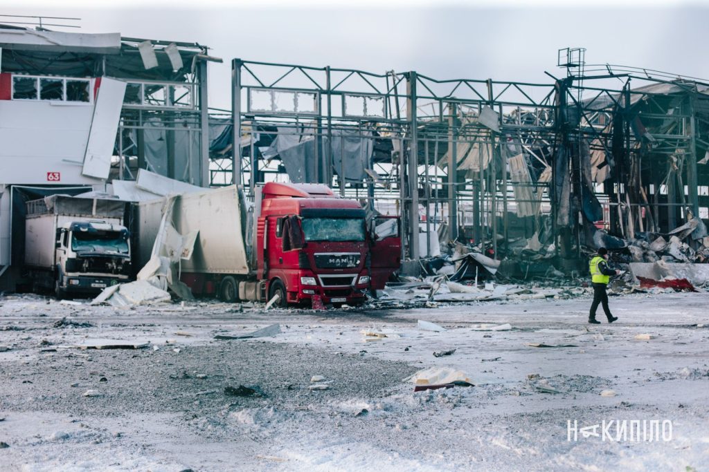 росіяни знищили термінал Нової пошти на Харківщині. Фоторепортаж 2 термінал нової пошти після обстрілу