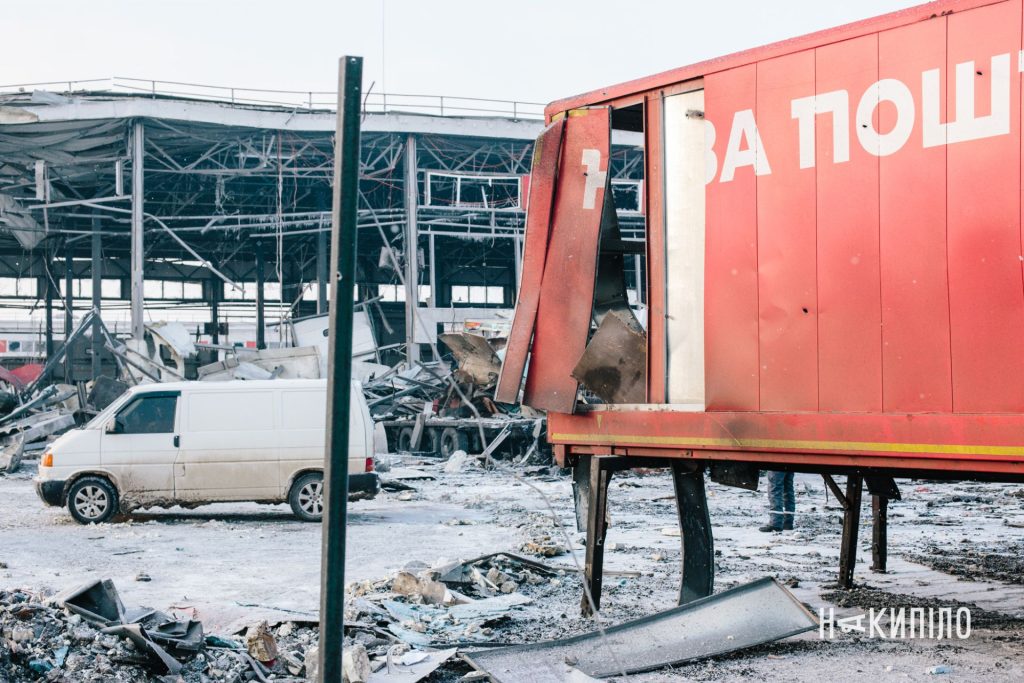 росіяни знищили термінал Нової пошти на Харківщині. Фоторепортаж 3 нова пошта у передмісті Харкова, обстріл
