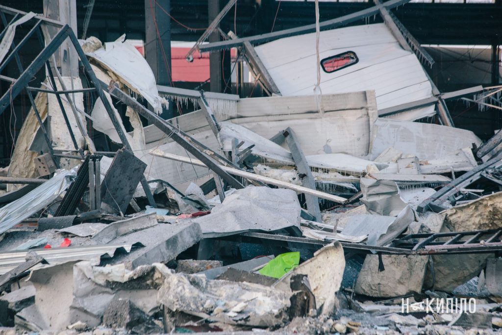 росіяни знищили термінал Нової пошти на Харківщині. Фоторепортаж 4 наслідки обстрілу, термінал нової пошти в передмісті Харкова