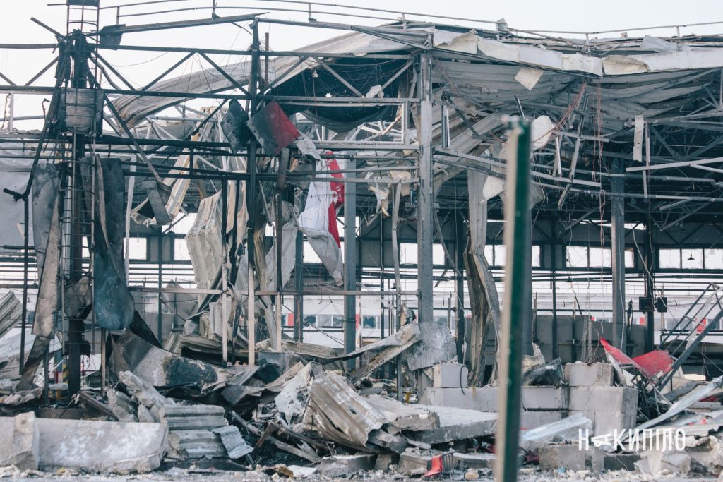 росіяни знищили термінал Нової пошти на Харківщині. Фоторепортаж 6 нова пошта після обстрілу, Харківський район