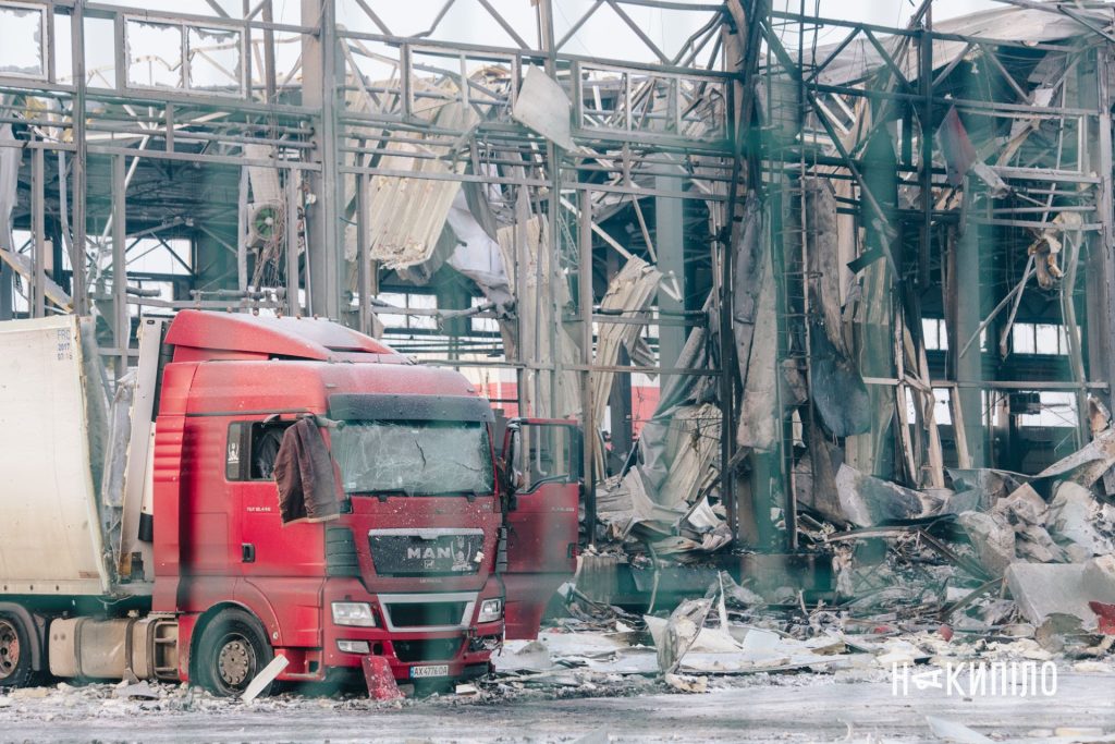 росіяни знищили термінал Нової пошти на Харківщині. Фоторепортаж 7 зруйнована будівля, фура, нова пошта після обстрілу