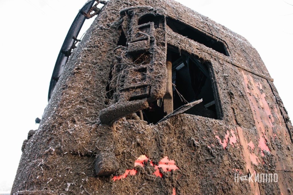 росіяни знищили термінал Нової пошти на Харківщині. Фоторепортаж 9 фура нової пошти після обстрілу