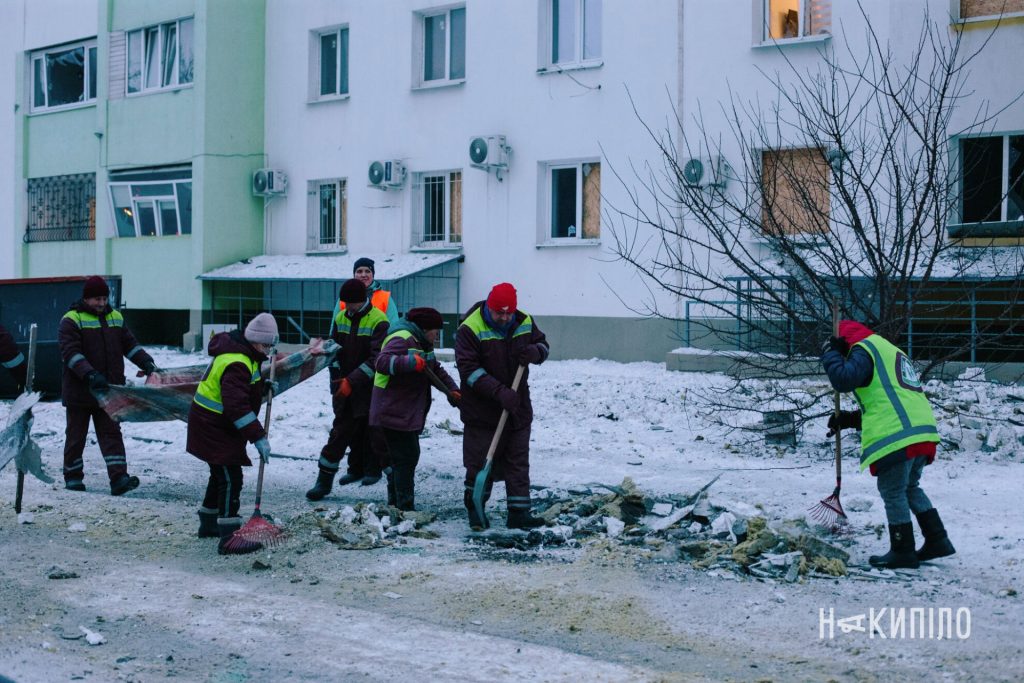 20 дронів і ракета: наслідки ударів по Харкову 14 комунальники прибирають після обстрілу