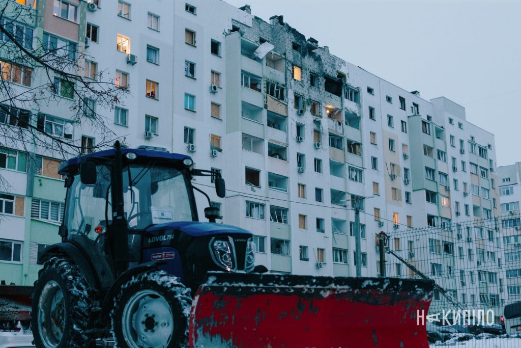 20 дронів і ракета: наслідки ударів по Харкову 17 Будинок у Харкові після обстрілу щахедом, прибиральна техніка