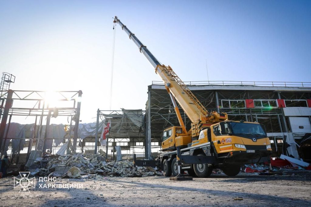 Рятувальники розібрали завали терміналу «Нової пошти» під Харковом Пошкоджений термінал «Нової пошти» під Харковом