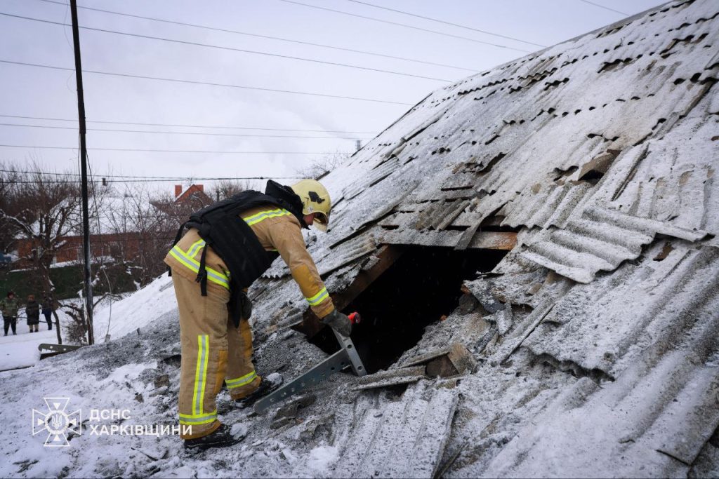Харків, Лозова, Коротич: пошкоджені будинки через обстріли 1 Рятувальник обстежує дах будинку в Харкові, куди поцілив БплА
