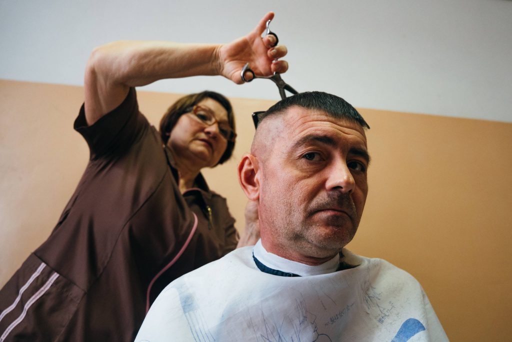 Протезування та реабілітація військових в Україні 4 Перукарка Олена та військовий у шпиталі