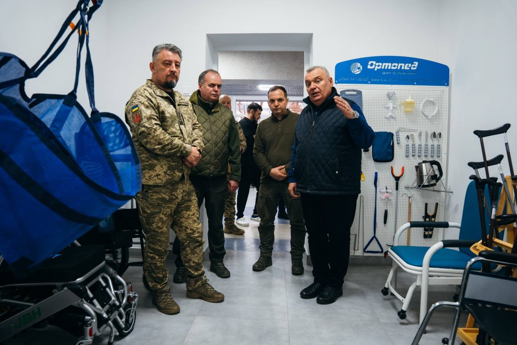 Протезування та реабілітація військових в Україні 6 Едуард Хорошун, Сергій Шипілов у реабілітаційному центрі