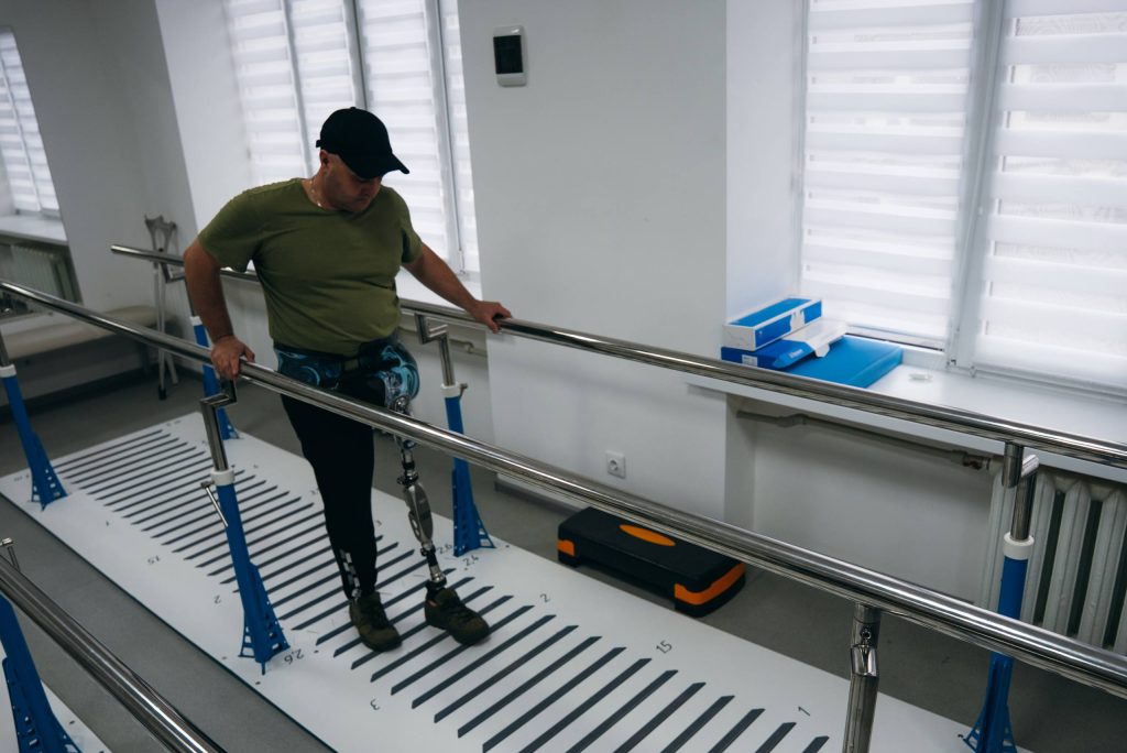 Протезування та реабілітація військових в Україні 9 Реабілітація ветерана з високою ампутацією ноги.