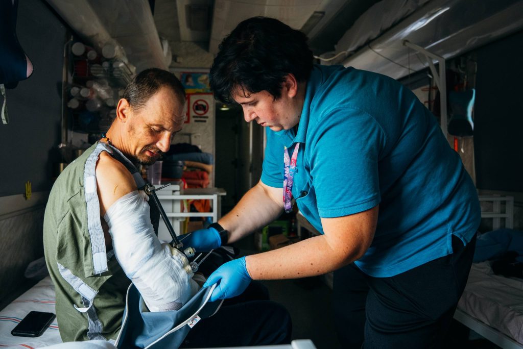 Евакпотяг із фронту 3 поранений та медсестра в евакуаційному потязі