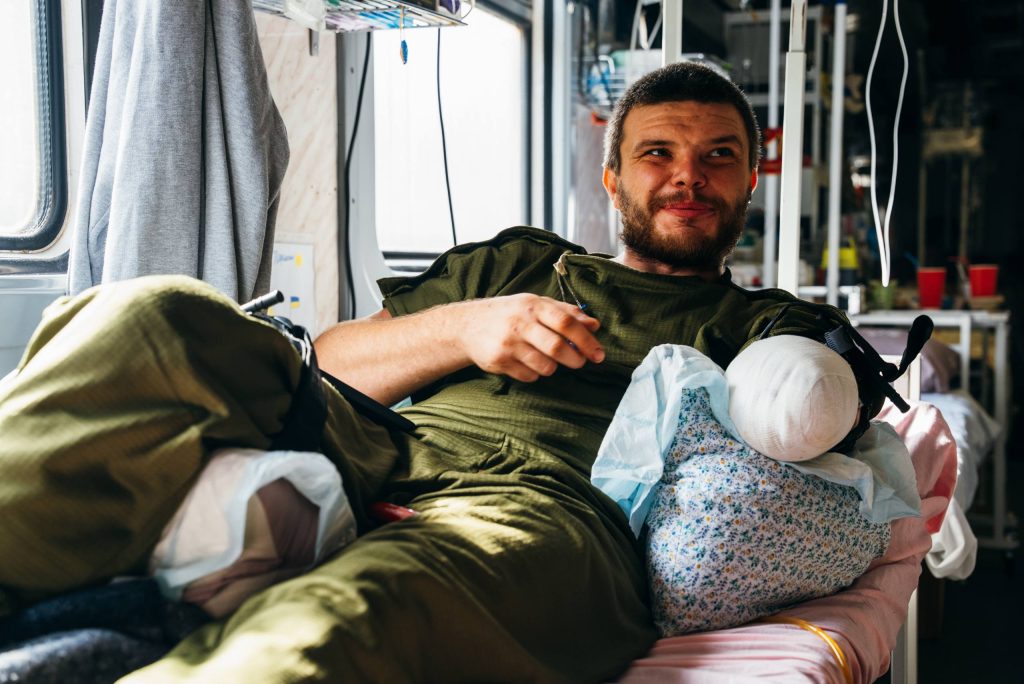 Евакпотяг із фронту 2 поранений військовий з ампутацією руки в евакуаційному потязі