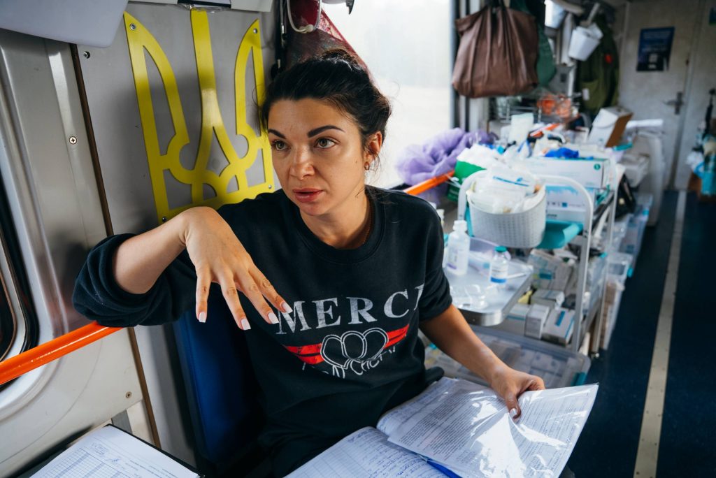 Евакпотяг із фронту 4 медсестра в евакуаційному потязі