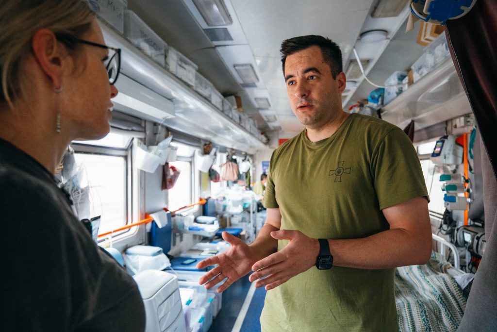 Евакпотяг із фронту 6 лікар в евакуаційному потязі Юрій Василець та Марія Малєвська