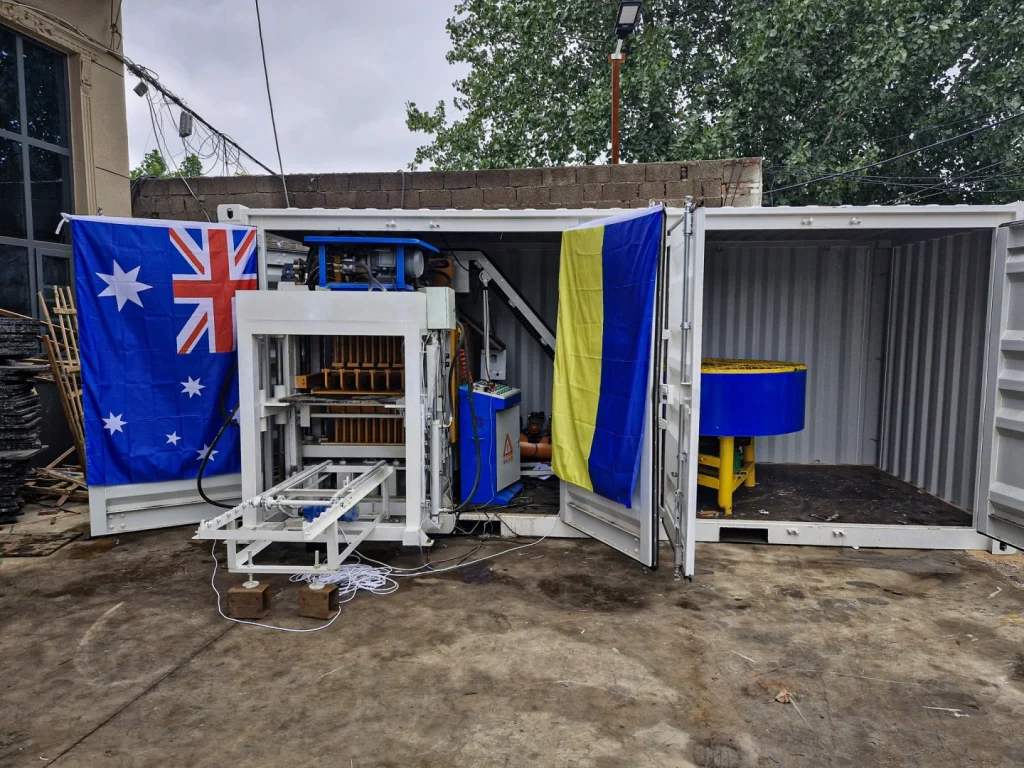 Будівництво — із відходів, тепло — із каналізації. Які ноу-хау з'явилися в повоєнному відновленні 12 Мінізавод із переробки відходів від руйнування. Фото: Mobile Crisis Construction