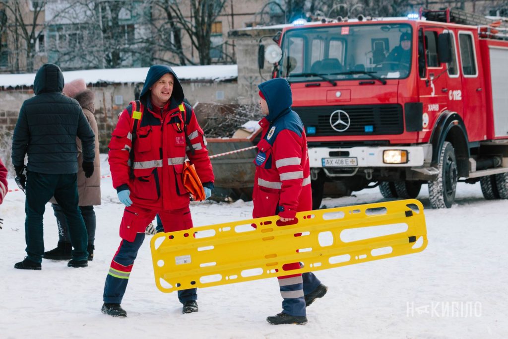 росіяни зруйнували багатоповерхівку у Харкові: фоторепортаж 8 рятувальники, пожежна машина