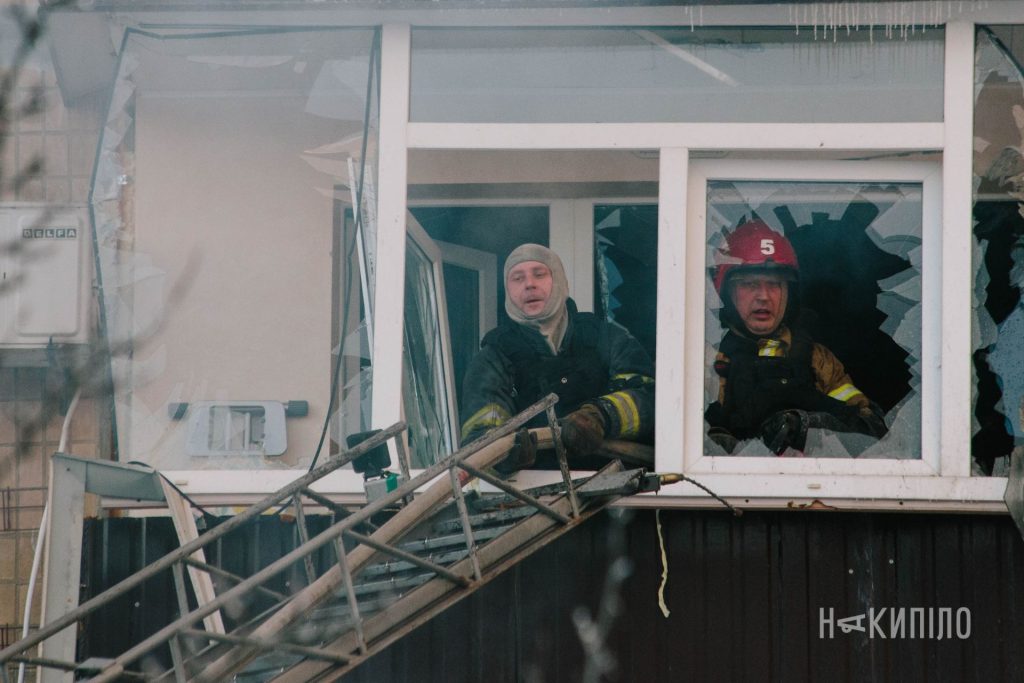 росіяни зруйнували багатоповерхівку у Харкові: фоторепортаж 6 ДСНСники в будинку де вибиті вікна