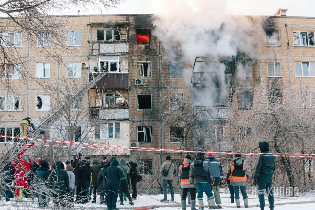 росіяни зруйнували багатоповерхівку у Харкові: фоторепортаж 5 Пожежа в багатоповерхівці у Харкові