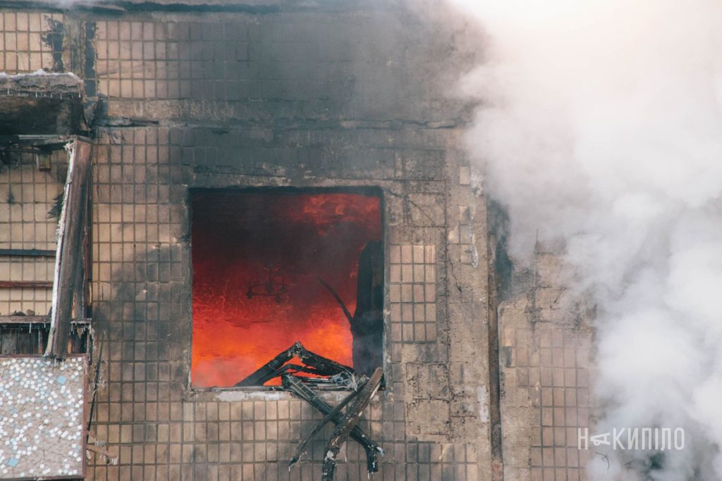 росіяни зруйнували багатоповерхівку у Харкові: фоторепортаж 4 Вікно, вогонь, обстріл