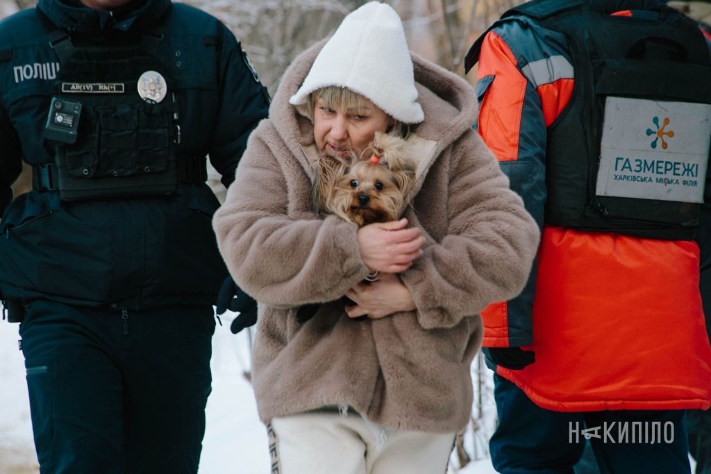 росіяни зруйнували багатоповерхівку у Харкові: фоторепортаж 1 Жінка з песиком після обстрілів
