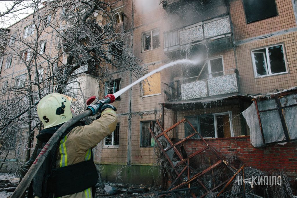 росіяни зруйнували багатоповерхівку у Харкові: фоторепортаж 3 Гасіння пожежі у Харкові