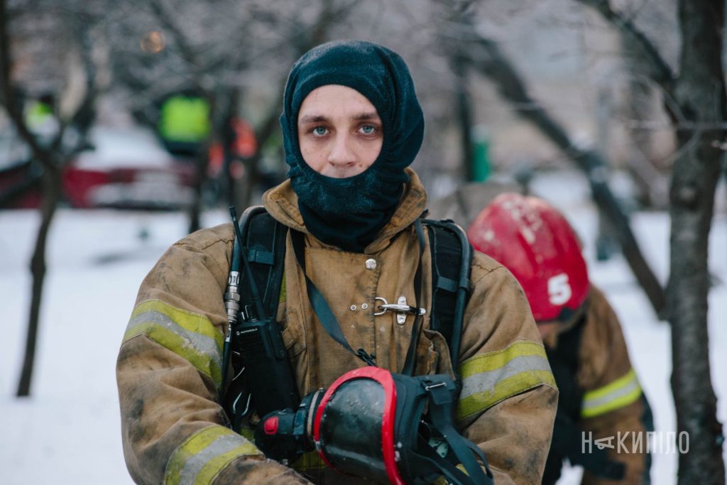 росіяни зруйнували багатоповерхівку у Харкові: фоторепортаж 7 ДСНС, рятувальник