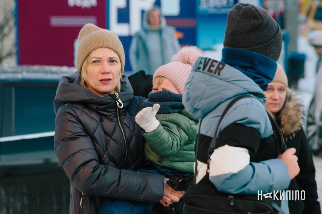 росіяни зруйнували багатоповерхівку у Харкові: фоторепортаж 11 Жінка з дитиною п