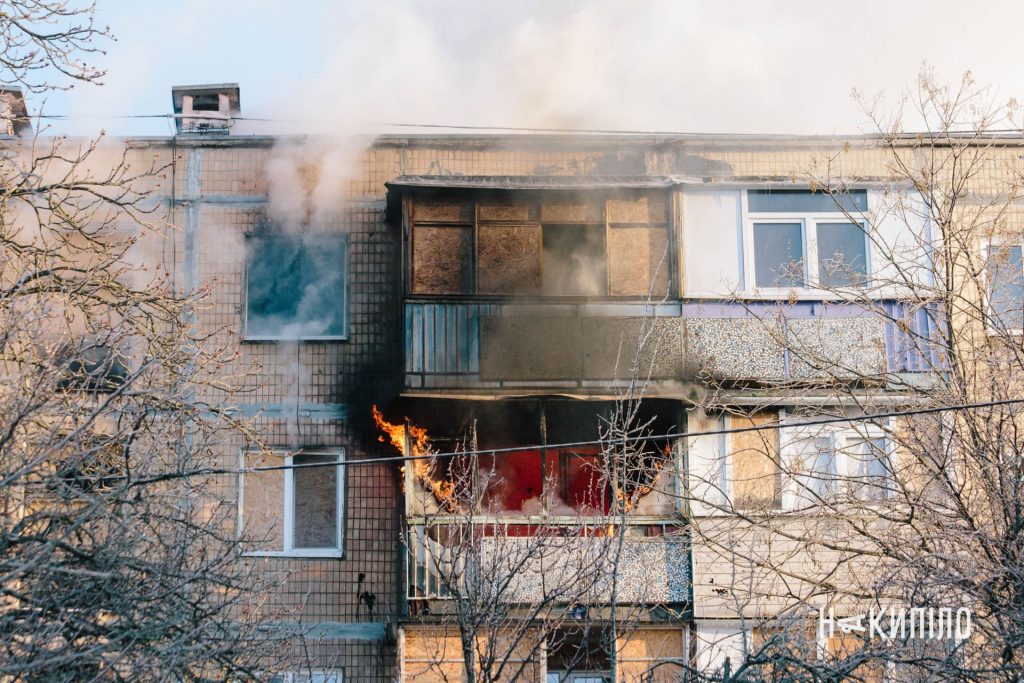 росіяни зруйнували багатоповерхівку у Харкові: фоторепортаж 10 Палає будинок після обстрілу