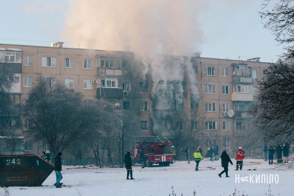росіяни зруйнували багатоповерхівку у Харкові: фоторепортаж 9 Будинок в диму після пожежі