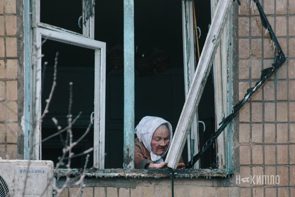 росіяни зруйнували багатоповерхівку у Харкові: фоторепортаж 2 Старенька, жінка похилого віку після обстрілів