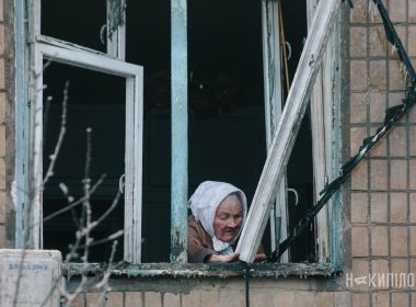 Старенька, жінка похилого віку після обстрілів