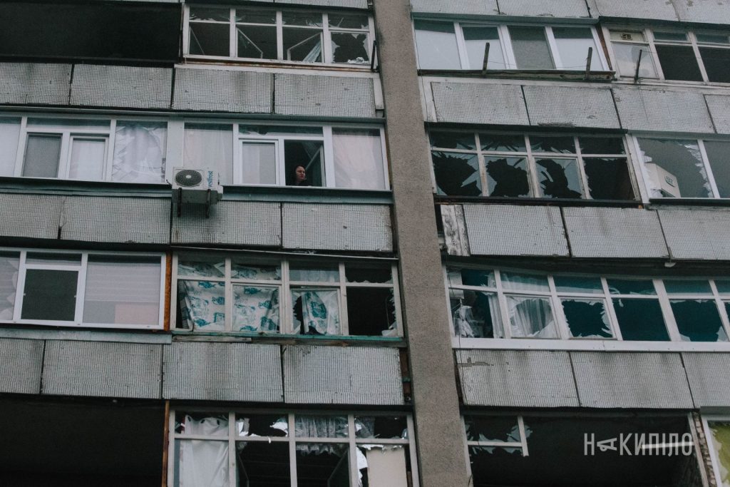 Наслідки масованої атаки на Харків Вибиті вікна будинку після обстрілу
