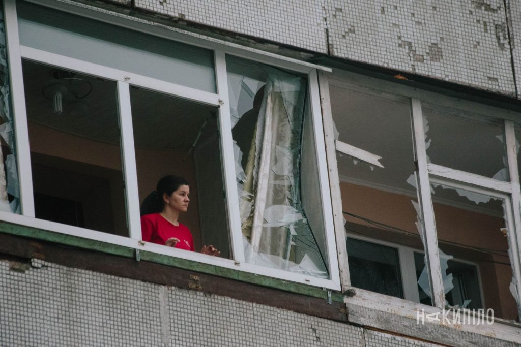 Наслідки масованої атаки на Харків жінка дивіться у вікно, вибиті вікна